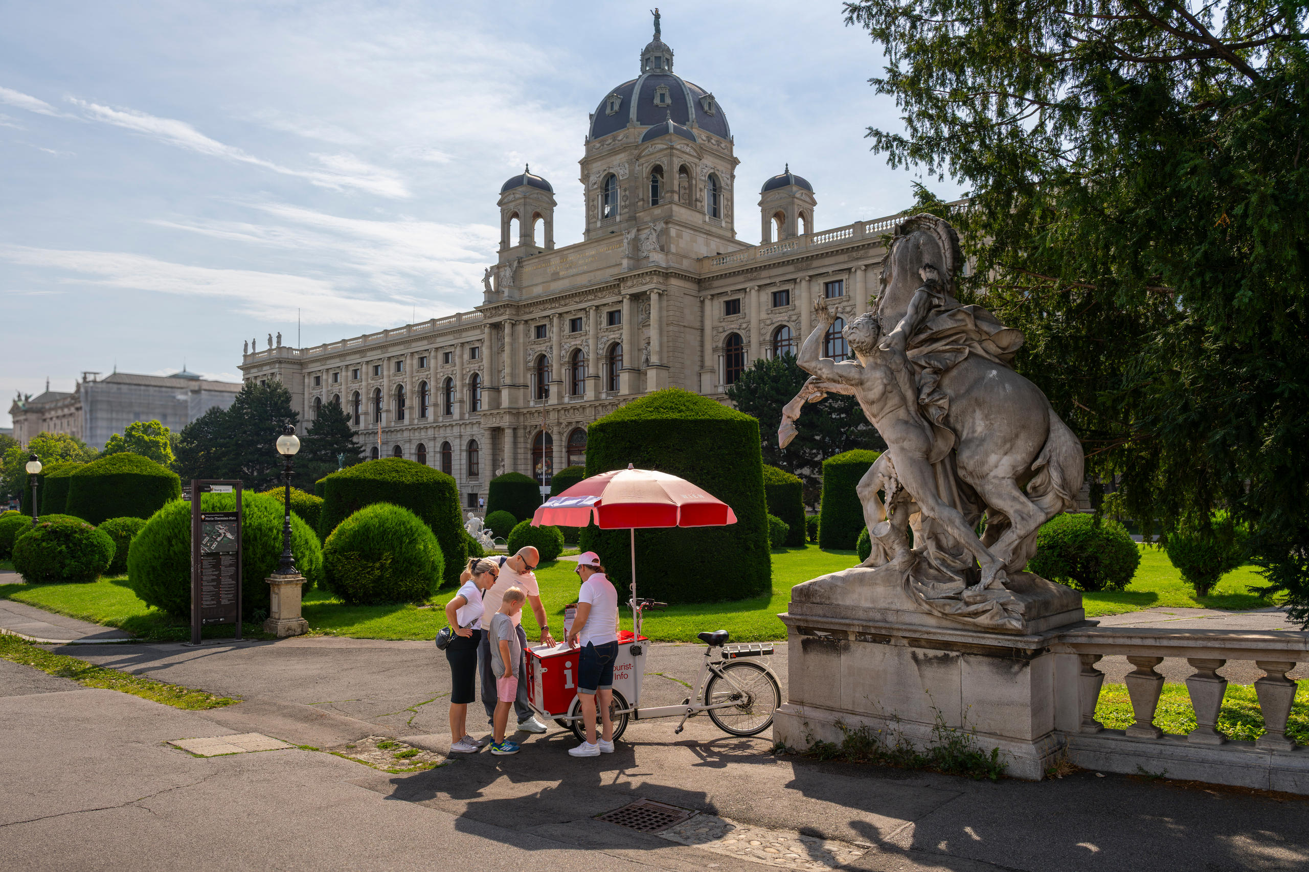Eine mobile Tourist-Info mit Lastenfahrrädern sowie Mitarbeiter und Wien-Gäste auf dem Maria-Theresien-Platz 