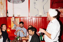 Freundesrunde sitzt in einem Wiener Beisl