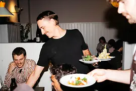 Vegetarisches Essen wird serviert