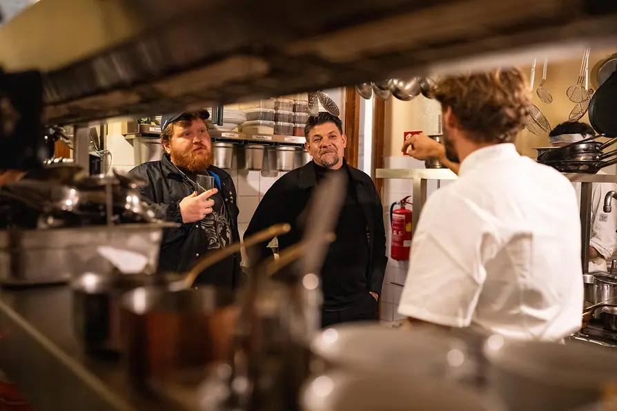 Lukas Mraz und Tim Mälzer in der Küche