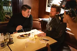 Tim Mälzer und Lukas Mraz kosten sich durch die Speisen