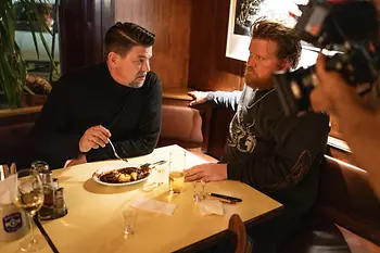Tim Mälzer und Lukas Mraz kosten sich durch die Speisen