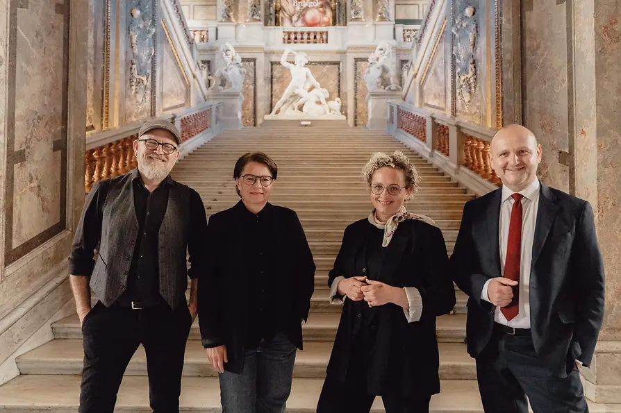 Gruppe von Gebärdensprachdolmetscher:innen mit Tourismusdirektor Norbert Kettner 