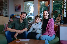 Eine dreiköpfige Familie aus dem schottischen Dorf Dull