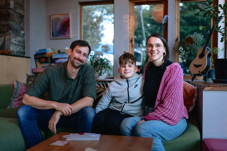 Eine dreiköpfige Familie aus dem schottischen Dorf Dull