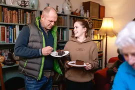 Drei Personen essen eine Sachertorte