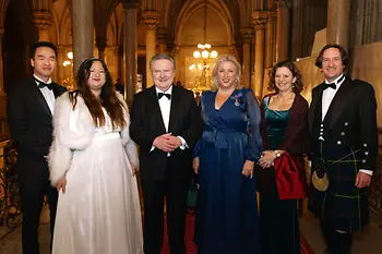 Bewohner:innen von Dull am Ball der Wissenschaften mit Bürgermeister Ludwig