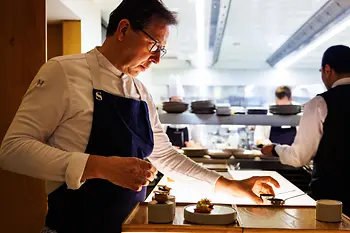 Sternekoch Heinz Reitbauer beim Anrichten der Speisen im Restaurant Steirereck