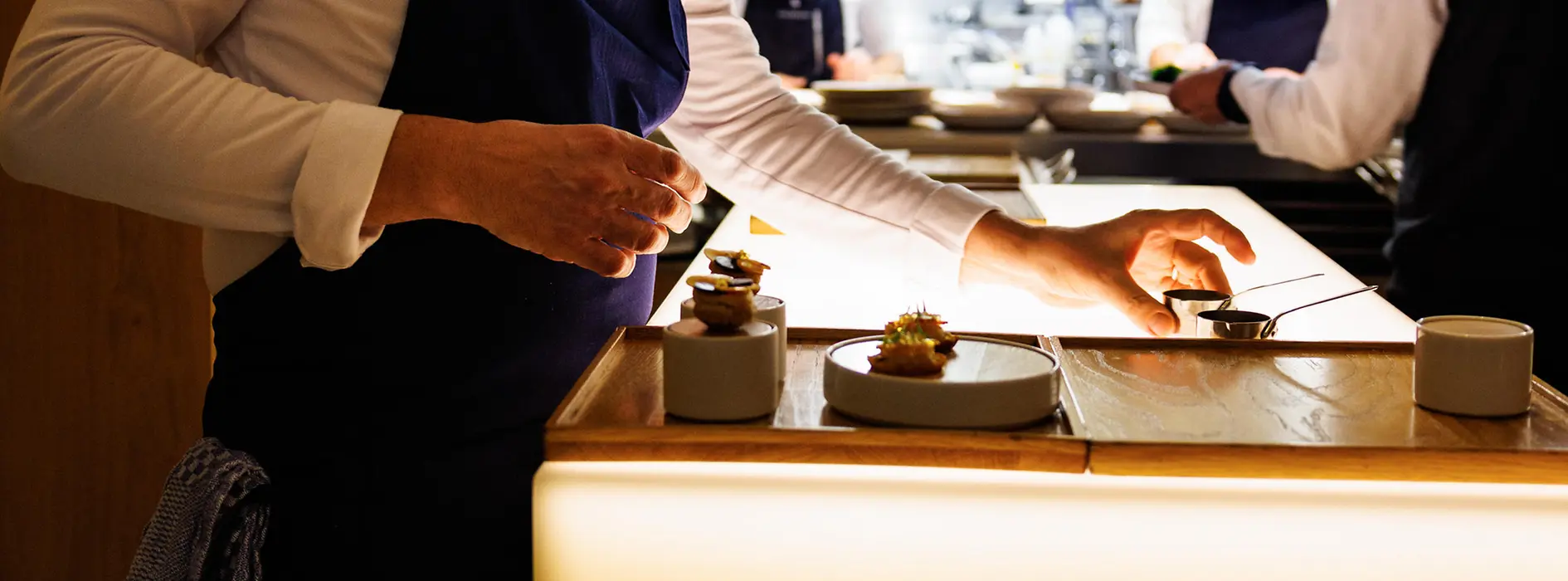 Sternekoch Heinz Reitbauer beim Anrichten der Speisen im Restaurant Steirereck