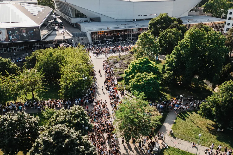 Luftaufnahme der Wiener Stadthalle mit Menschenmenge vor dem Gebäude.