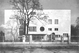 Historical black-and-white photograph of Villa Beer from 1930 with a clear cubic façade and circular window.