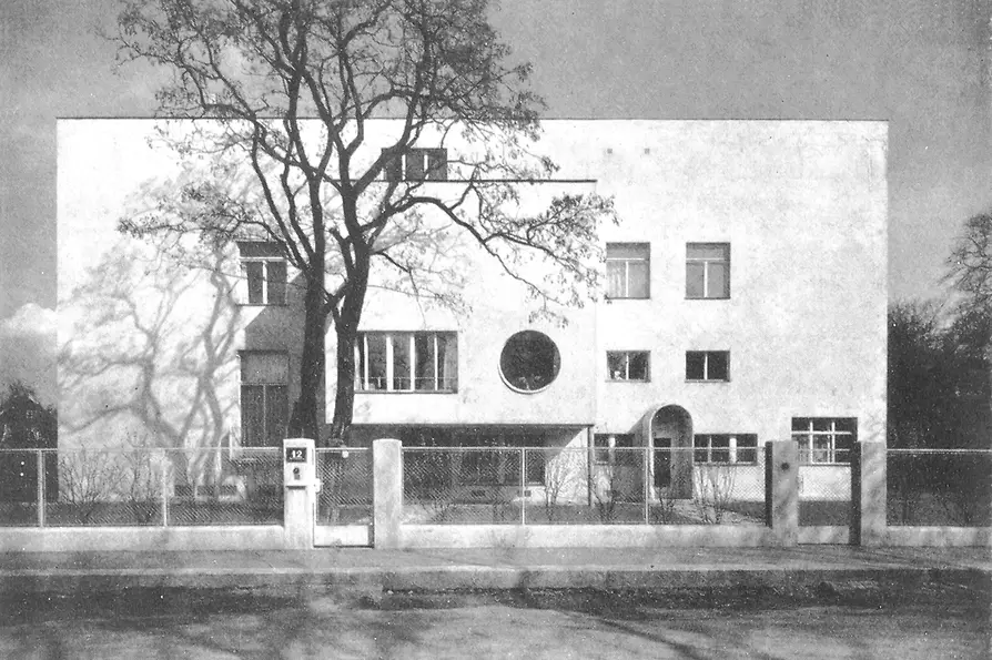 Historical black-and-white photograph of Villa Beer from 1930 with a clear cubic façade and circular window.