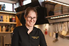 Chefköchin Clara Aue in der Küche des Restaurants Heu & Gabel