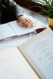 Gast liest Speisekarte in Brailleschrift