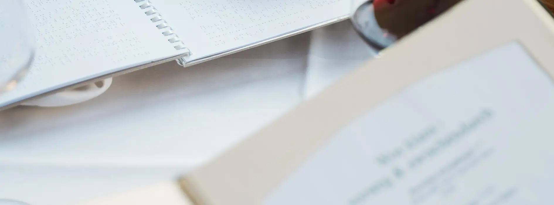 Gast liest Speisekarte in Brailleschrift