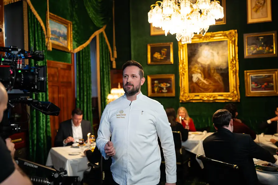 Anton Pozeg in der Grünen Bar im Hotel Sacher