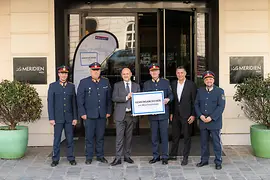 Polizei mit Geschäftsführer Kettner