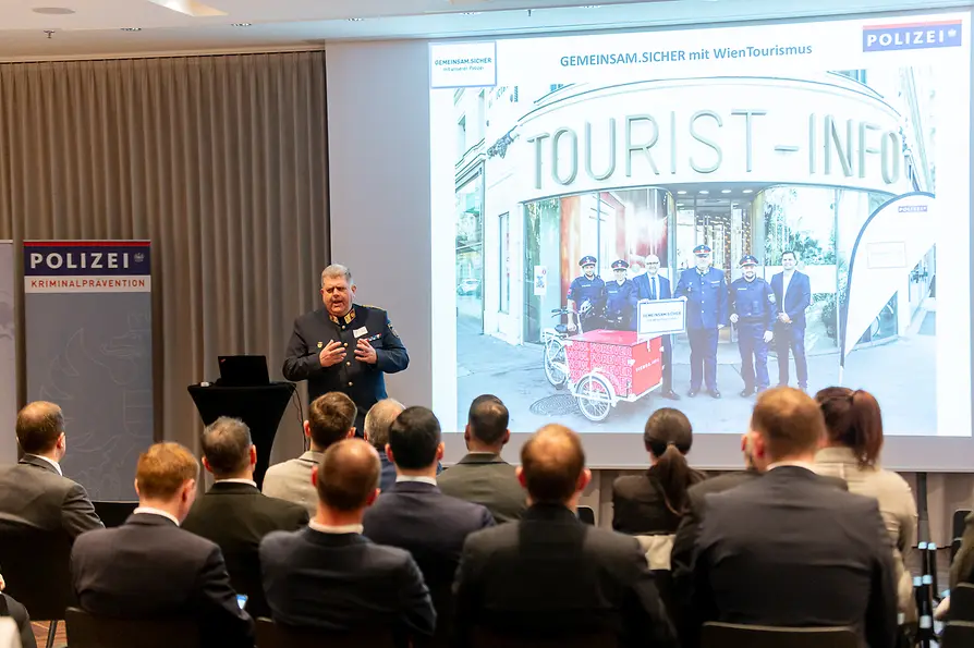 Oberst Christian Hackl beim Vortrag