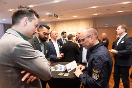Polizei und Hotellerie beim persönlichen Austausch