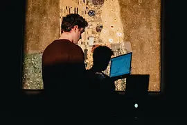 Gold-Messung Klimts "Der Kuss" durch Julius Sobieczky (TU Wien Student)