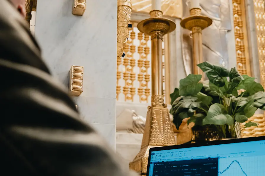 Goldmessung in der Kirche am Steinhof