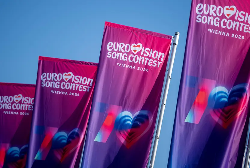 Fahnen mit dem Logo des Eurovision Song Contest 2026 in Wien