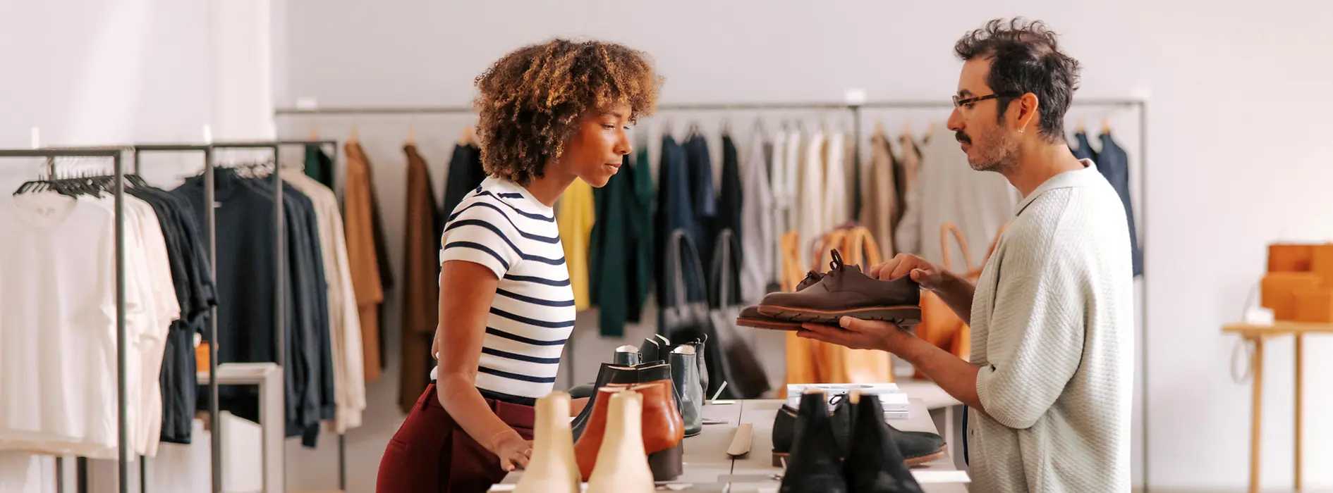 Verkaufssituation einer Kundin wird ein paar Schuhe gezeigt