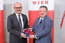 Norbert Kettner und Bürgermeister Michael Ludwig mit der ivie App