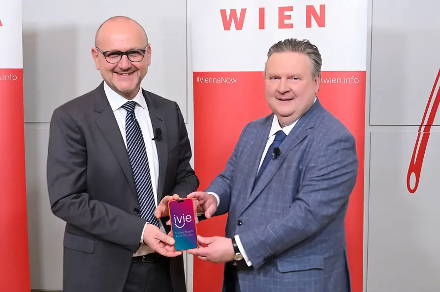 Norbert Kettner und Bürgermeister Michael Ludwig mit der ivie App