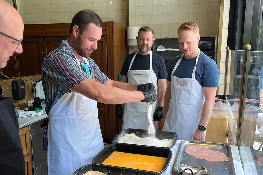 Personen nehmen bei einem Schnitzel Workshop teil