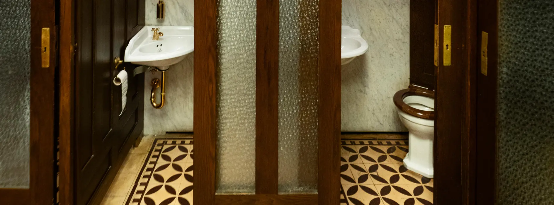 Public toilet, Graben