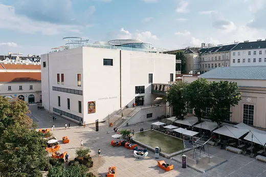 Blick auf MQ, Leopold-Museum, Libelle, Teich