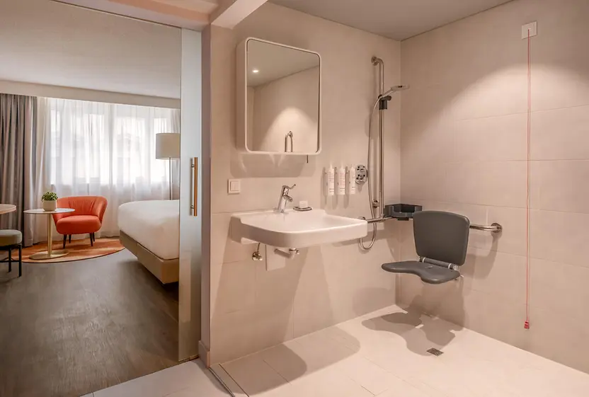 Badezimmer in barrierefreiem Zimmer im Vienna Marriott Hotel