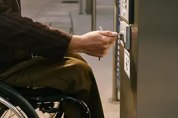 A person using a wheelchair uses a Eurokey at the elevator to MQ Libelle in the public area of the MuseumsQuartier. The image shows accessible access via a Eurokey system.