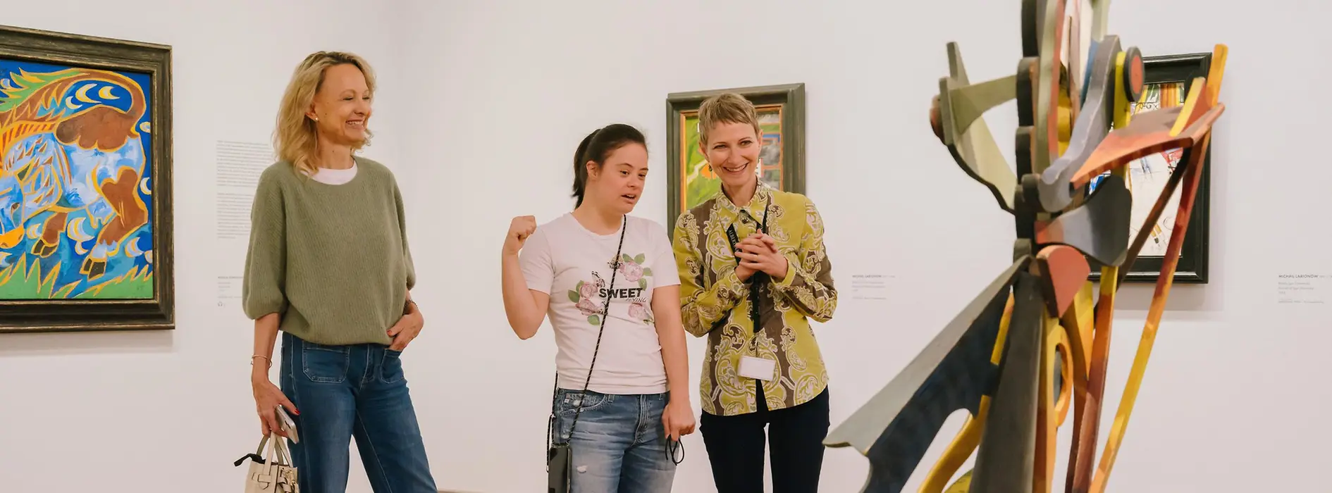 Several people are standing in the Albertina in front of a sculpture and viewing it together. The image shows accessible access to cultural experiences.