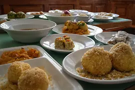 Verschiedenste Knödel-Varianten am Tisch