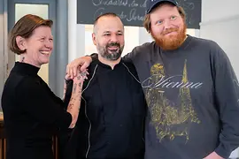 Mama Marion und Koch Martin mit Lukas im Gasthaus Woracziczky