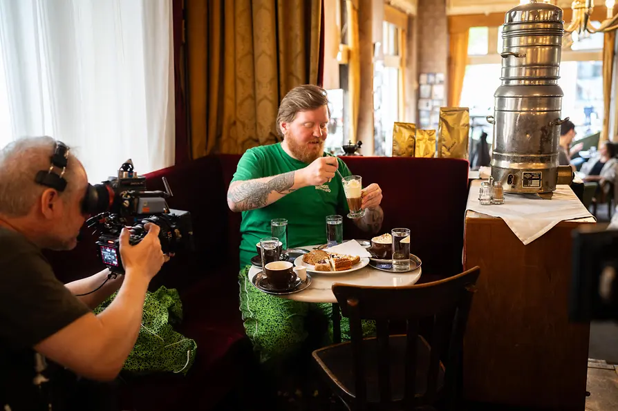 Hungry for More - Lukas Mraz im Café Jelinek