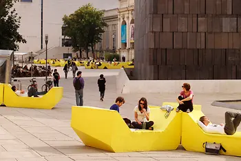 Leute auf Enzis im Museumsquartier