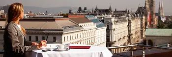 Frau auf Terrasse mit Blick über Wien