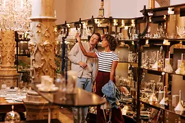 A woman and a man shopping at the traditional Lobmeyr company