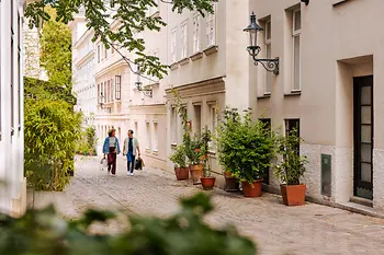 A woman and a man shopping in Spittelberg