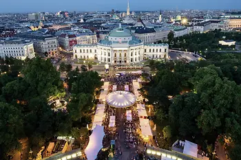 Musikfilm-Festival am Rathausplatz, Blick vom Rathaus auf das Burgtheater