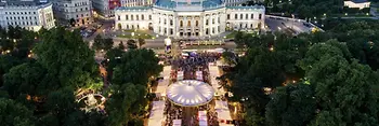 Musikfilm-Festival am Rathausplatz, Blick vom Rathaus auf das Burgtheater