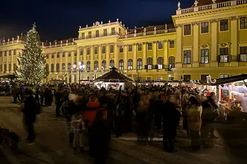 Christmas market in front of Schönbrunn Palace