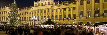 Christmas market in front of Schönbrunn Palace