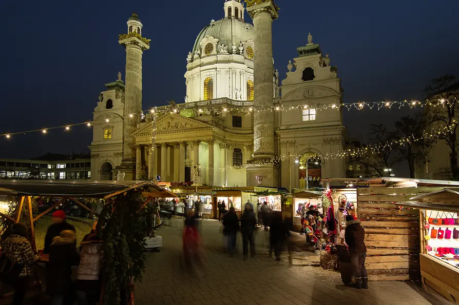 Wien: Adventmarkt vor der Karlskirche