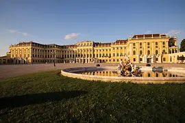 Schloss Schönbrunn an einem sonnigen Tag