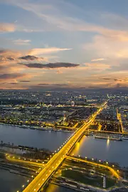 Donauinsel nachts von oben, Blick auf Donau