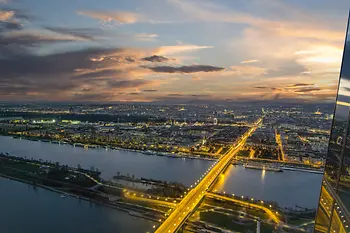 Donauinsel nachts von oben, Blick auf Donau